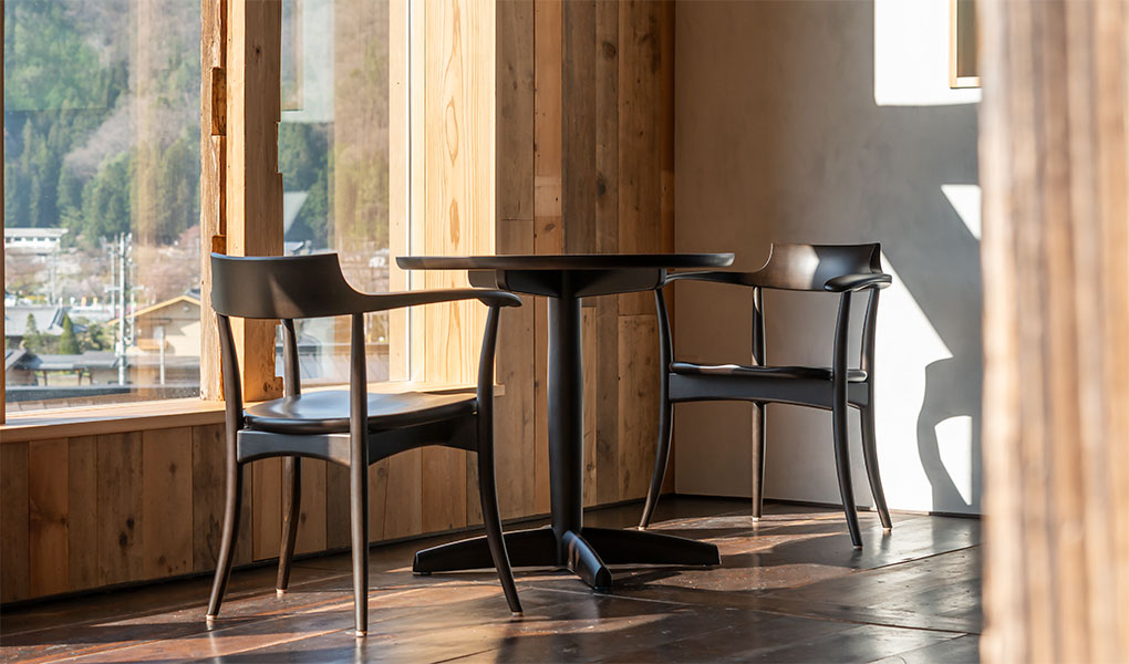 クレセントチェア